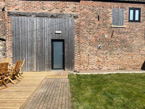 Spacious 4 bedroom, 4 bathroom barn conversion home with private garden and free parking