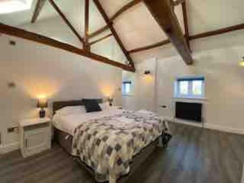 Spacious 4 bedroom, 4 bathroom barn conversion home with private garden and free parking