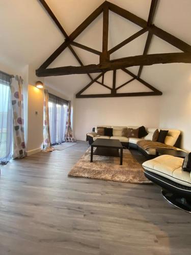 Spacious 4 bedroom, 4 bathroom barn conversion home with private garden and free parking