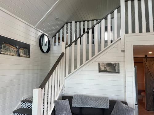 Sunrise Cabin- The Loft - secluded Beach front guest house in Sandspit (BC)