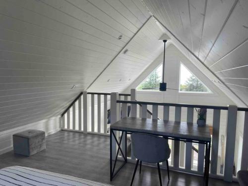 Sunrise Cabin- The Loft - secluded Beach front guest house in Sandspit (BC)