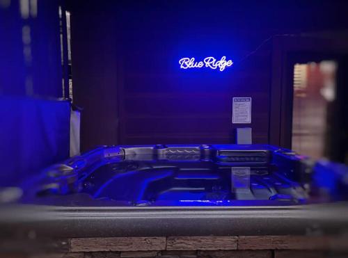 CHILL, PLAY & UNWIND! Game Room & Hot Tub & Fireplace in Blue Ridge, USA