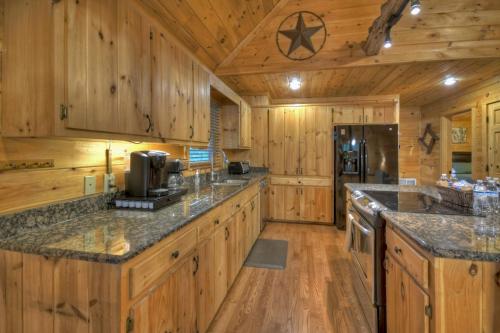 CHILL, PLAY & UNWIND! Game Room & Hot Tub & Fireplace in Blue Ridge, USA