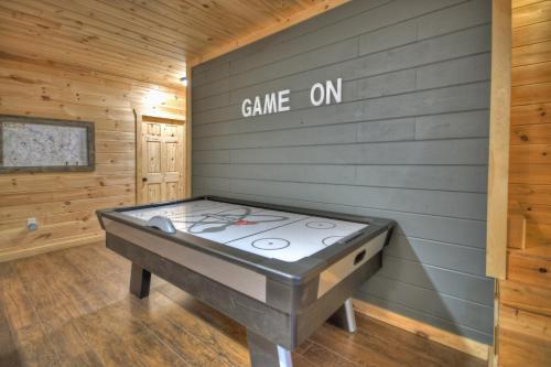 CHILL, PLAY & UNWIND! Game Room & Hot Tub & Fireplace in Blue Ridge, USA