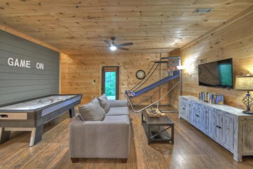 CHILL, PLAY & UNWIND! Game Room & Hot Tub & Fireplace in Blue Ridge, USA