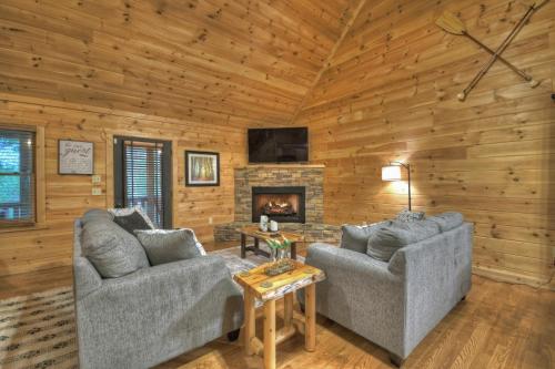 CHILL, PLAY & UNWIND! Game Room & Hot Tub & Fireplace in Blue Ridge, USA