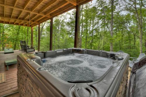CHILL, PLAY & UNWIND! Game Room & Hot Tub & Fireplace in Blue Ridge, Vereinigte Staaten von Amerika