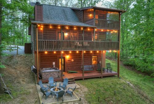 CHILL, PLAY & UNWIND! Game Room & Hot Tub & Fireplace in Blue Ridge, USA