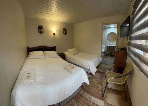 1 double bed, 1 twin bed