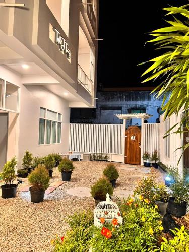 Triple J hotel Trang - 정원