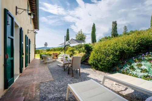 Donato Farmhouse Apartment with shared Pool