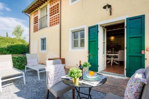 Donato Farmhouse Apartment with shared Pool