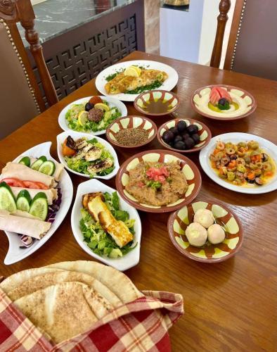 อาหารและเครื่องดื่ม, Al-jabal castle Hotel - Ajloun in อัญลูน