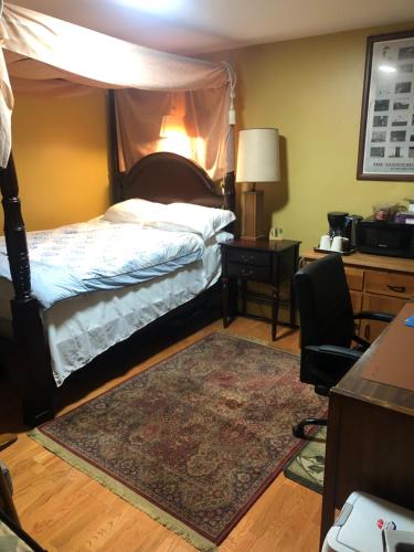 A secluded bedroom with a private full bathroom, Chicago