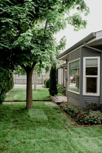 Charming Kelowna Haven with Hot Tub, Parking & Pet Friendly in Kelowna, Canada