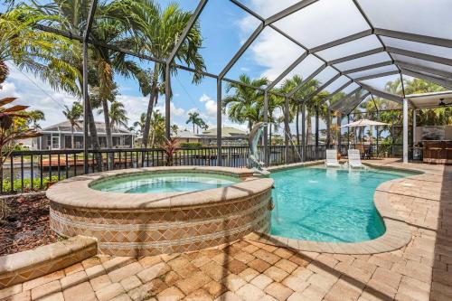 Spacious Canalfront Oasis with Pool and Hot Tub!, Cape Coral