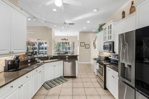 Spacious Canalfront Oasis with Pool and Hot Tub! in Cape Coral, USA