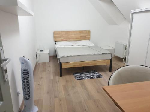 Chambre privative avec ventilateur portable