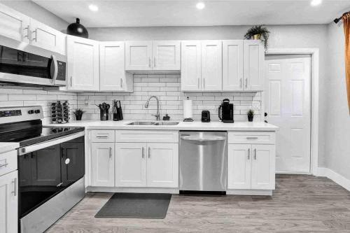 Newly renovated/Near Sunny isles beach/fre-parking in North Miami Beach, USA