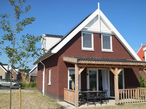  Lakeview villa with swimming and fishing pier in Simonshaven