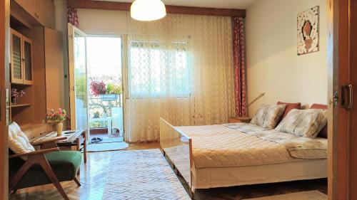 Digital nomad, comfy 80 sqm apt in private house,16 min by walk to center, quiet neighborhood, Skopje (photo 11)