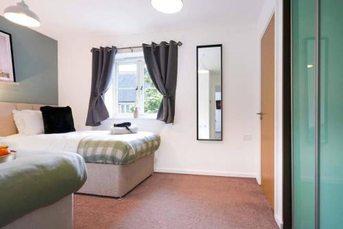 Appledore House - Close to City Centre - Free Parking, Fast Wifi, Private Garden and Smart TV with Netflix by Yoko Property