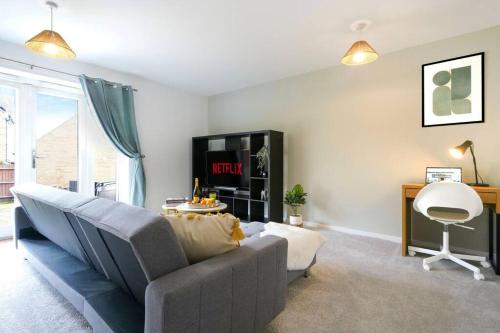 Appledore House - Close to City Centre - Free Parking, Fast Wifi, Private Garden and Smart TV with Netflix by Yoko Property