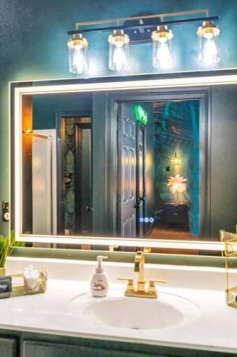 Stylish & Fun Home, Long-term friendly, King in Baton Rouge, USA