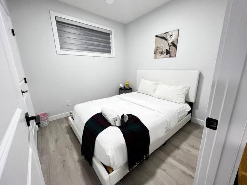 Relaxing 2-Bdrm Basement Hideout/Wi-Fi/PRKNG - image 4