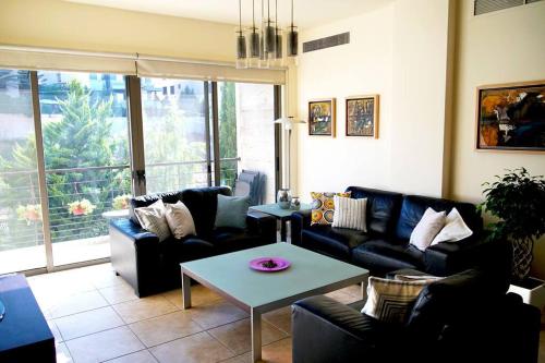 Sleek & Cozy Apartment with Pool & Patio In Abdoun, Amman (photo 2)