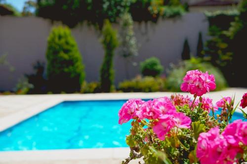 Sleek & Cozy Apartment with Pool & Patio In Abdoun, Amman (photo 6)