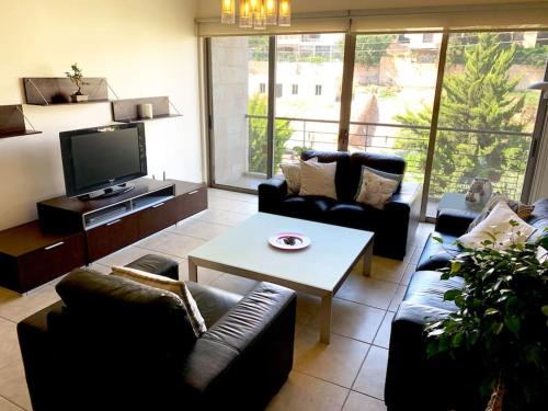 Sleek & Cozy Apartment with Pool & Patio In Abdoun, Amman (photo 10)