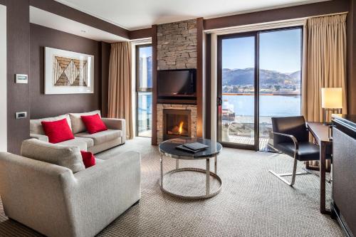 Hilton Queenstown Resort & Spa Room Type - Deluxe King Room LakeView