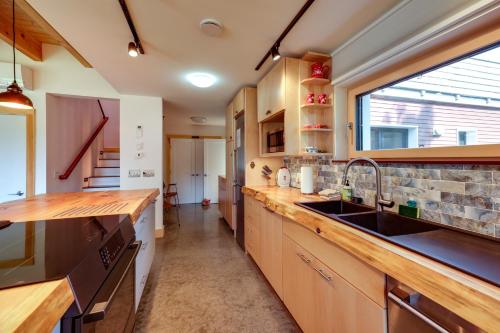 Acadia Home w/ Rooftop Deck - Close to Trails! in Otter Creek