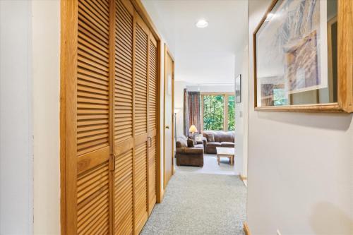 Charming two bedroom two bathroom Highridge Condo F2 in Killington, USA