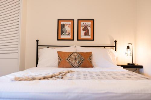 Charming Kelowna Haven with Hot Tub, Parking & Pet Friendly in Kelowna, Canada