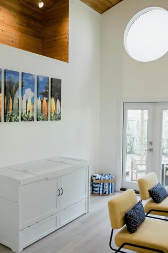 Charming Kelowna Haven with Hot Tub, Parking & Pet Friendly in Kelowna, Canada