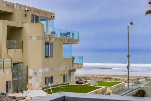 OceanCatcher - newly remodeled 3 bedroom retreat with ocean view in the heart of Mission Beach, sleeps 10