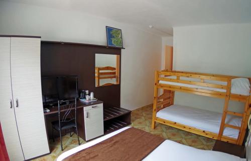 1 double bed, 2 bunk beds