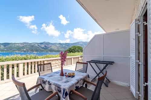 One-Bedroom Apartment with Terrace and Sea View image 3
