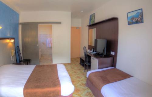 1 double bed, 1 twin bed
