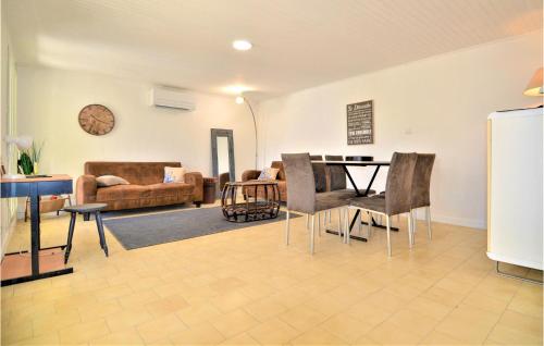 Beautiful Apartment In St Paul Les Fonts With Wifi And 3 Bedrooms