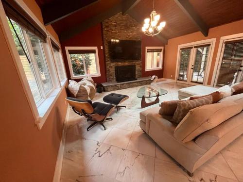 Serene Oasis Getaway with Sauna and a swim spa., Portland
