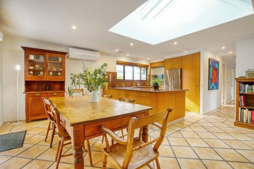 Létesítmények, Sunny Days Poolside at an Entertainer's Oasis in Clear Island Waters