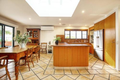 Létesítmények, Sunny Days Poolside at an Entertainer's Oasis in Clear Island Waters