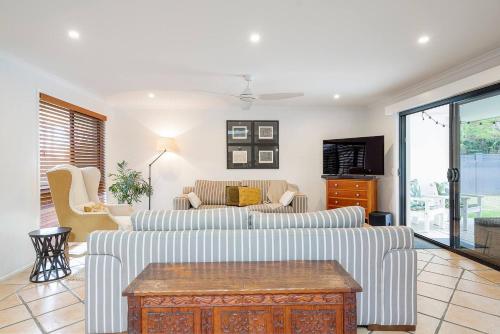 Létesítmények, Sunny Days Poolside at an Entertainer's Oasis in Clear Island Waters