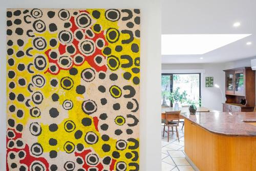 Létesítmények, Sunny Days Poolside at an Entertainer's Oasis in Clear Island Waters