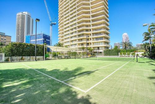 Retro Main Beach Hidden Gem with Waterfront Views - Tap to explore photos