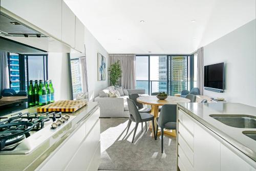 Broadbeach Exclusive - Sky High Luxury at Oracle - image 5
