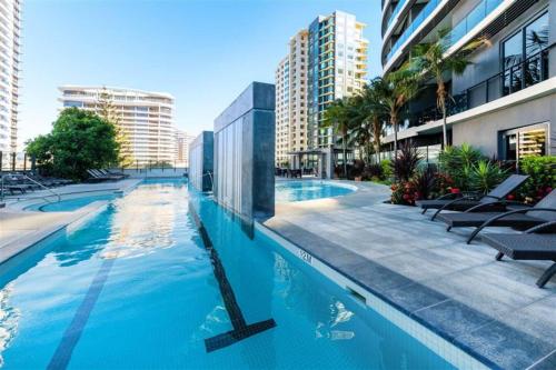 Broadbeach Exclusive - Sky High Luxury at Oracle - image 4